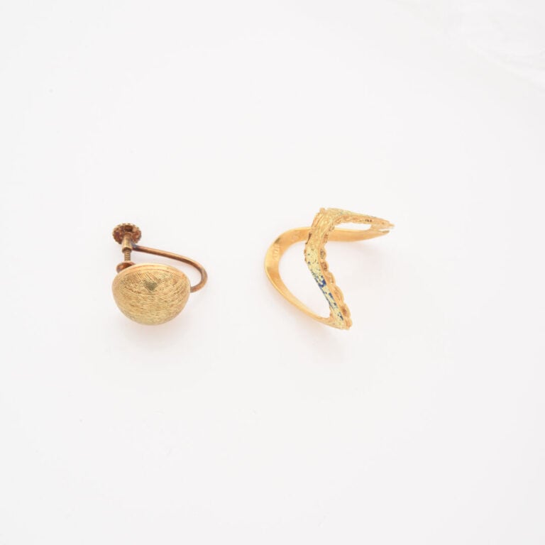 Bague en or jaune (750) en forme de V à décor guilloché partiellement émaillé -…