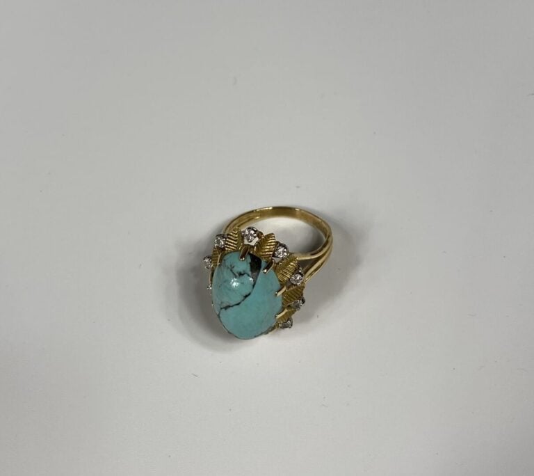 Bague en or jaune (750) ornée d'un important cabochon de turquoise en serti gri…