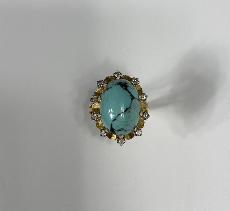 Bague en or jaune (750) ornée d'un important cabochon de turquoise en serti gri…