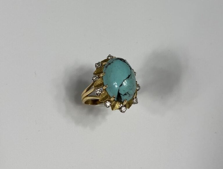Bague en or jaune (750) ornée d'un important cabochon de turquoise en serti gri…