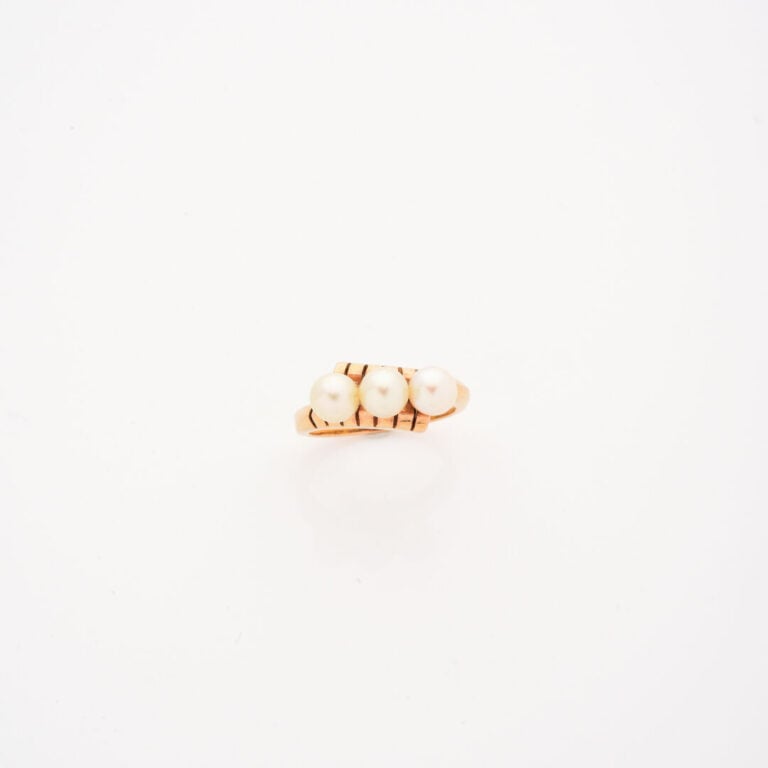 Bague en or jaune (750) ornée d'un rang de trois perles de culture, la monture…