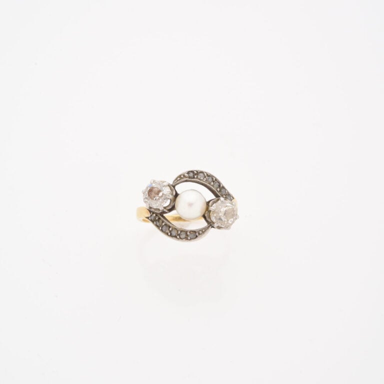 *Bague en ors jaune et gris (750) centrée d'une perle de culture épaulée de deu…