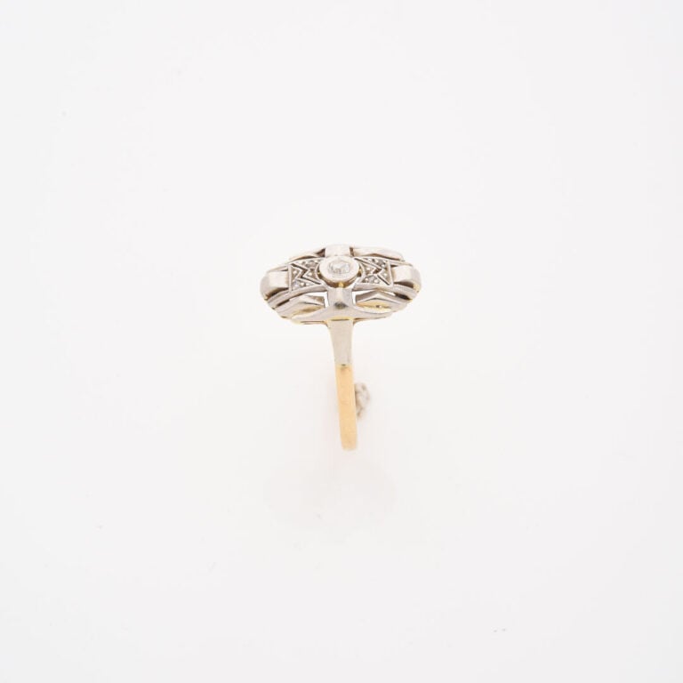 *Bague en ors jaune et gris (750), le plateau à gradins centré d'un diamant tai…