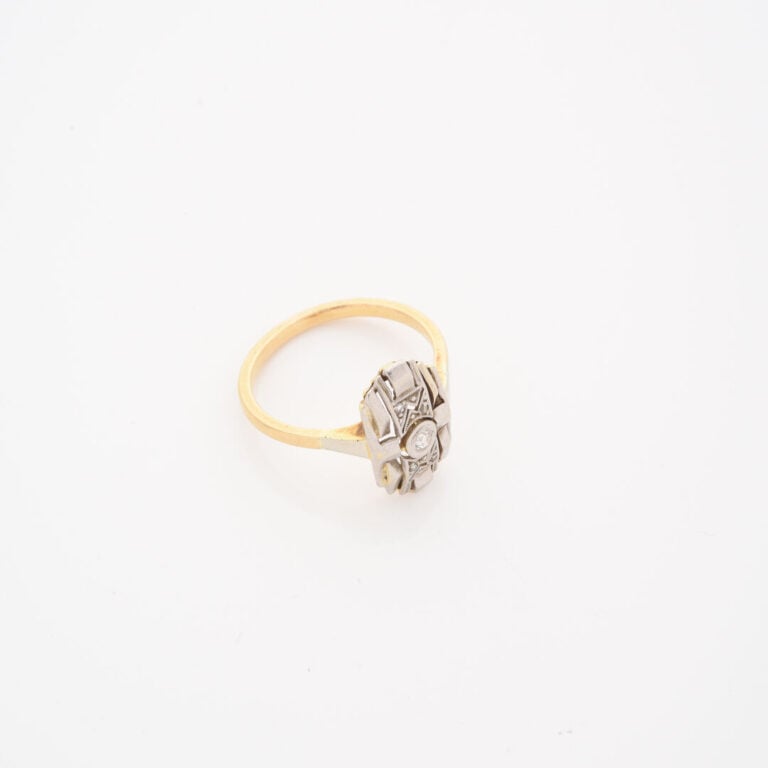 *Bague en ors jaune et gris (750), le plateau à gradins centré d'un diamant tai…