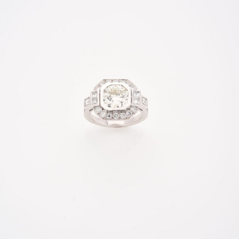 Bague en platine (850) à chaton octogonal orné d'un diamant taille brillant en…