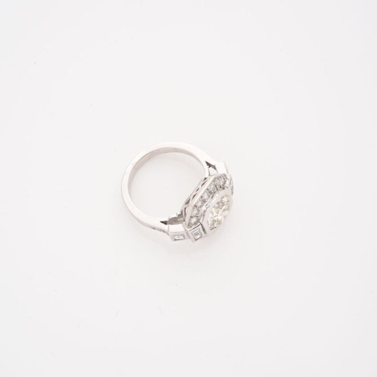 Bague en platine (850) à chaton octogonal orné d'un diamant taille brillant en…