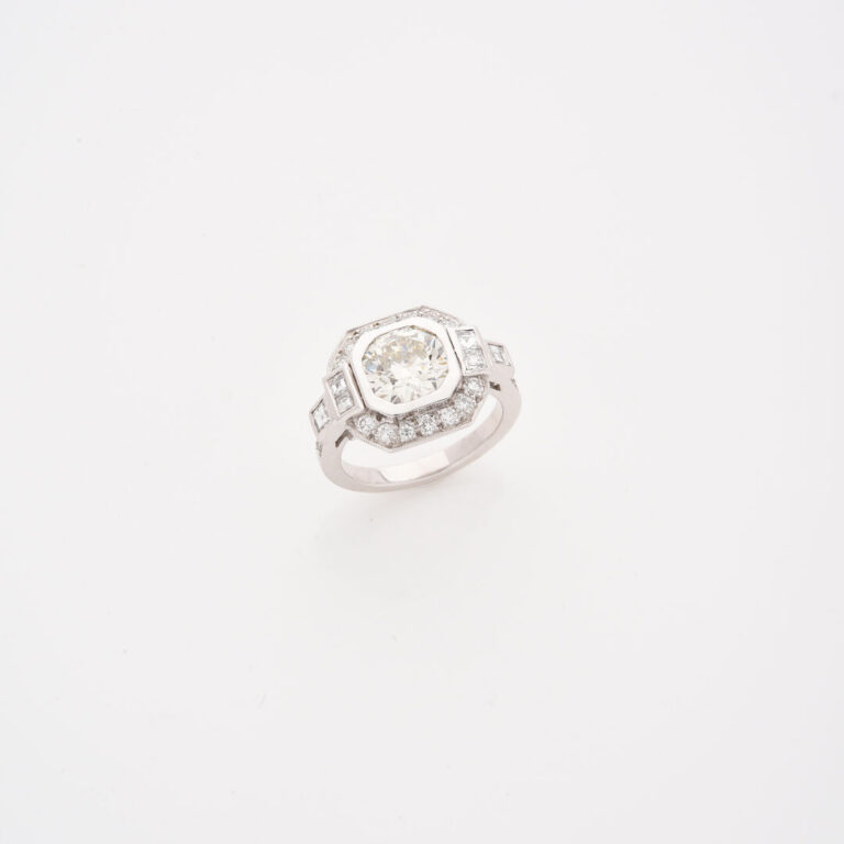 Bague en platine (850) à chaton octogonal orné d'un diamant taille brillant en…