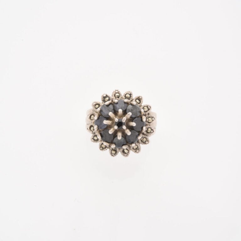 Bague Fleur en argent (925) ornée de pierres bleues facettées et entourage rayo…