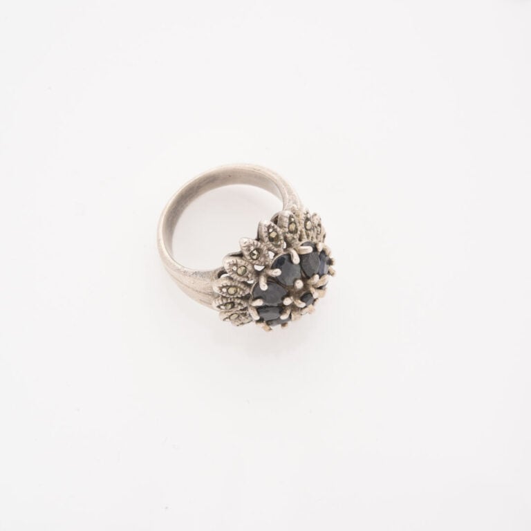 Bague Fleur en argent (925) ornée de pierres bleues facettées et entourage rayo…