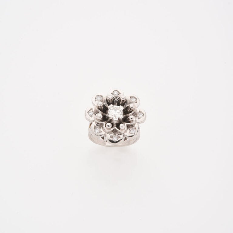 Bague Fleur en or gris (750) ornée d'un diamant taille brillant en serti griffe…