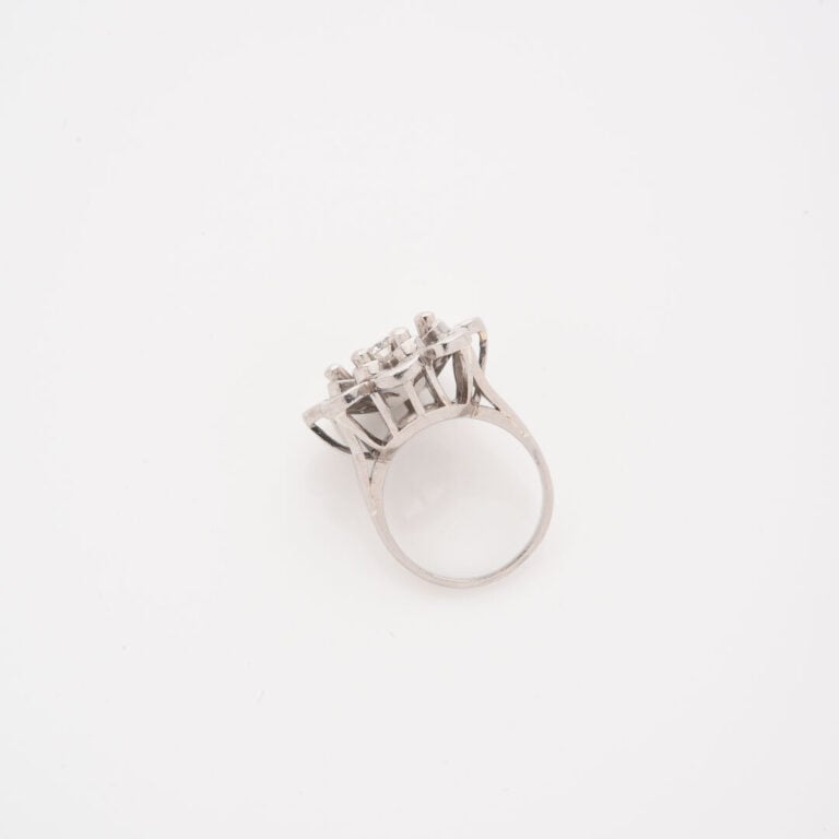 Bague Fleur en or gris (750) ornée d'un diamant taille brillant en serti griffe…