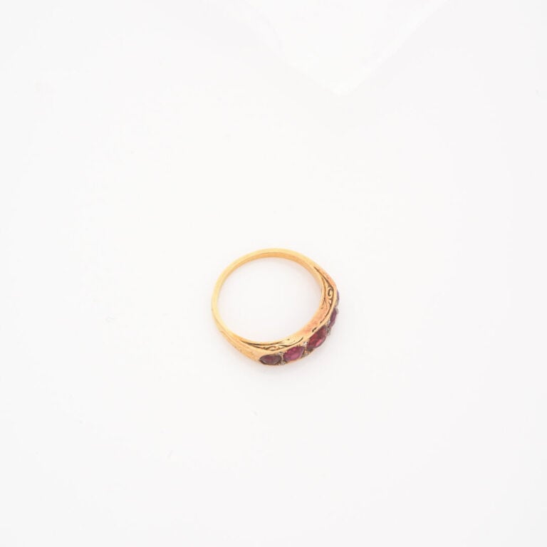 Bague jarretière en or jaune (750) ornée de cinq grenats ovales facettés et pon…