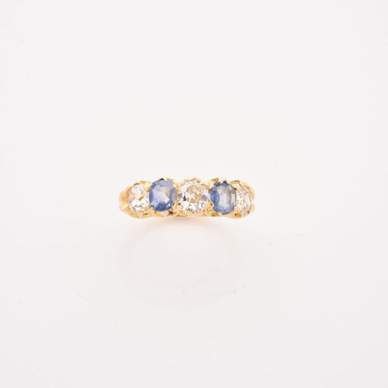 *Bague jarretière en or jaune (750) ornée de trois diamants taille ancienne alt…