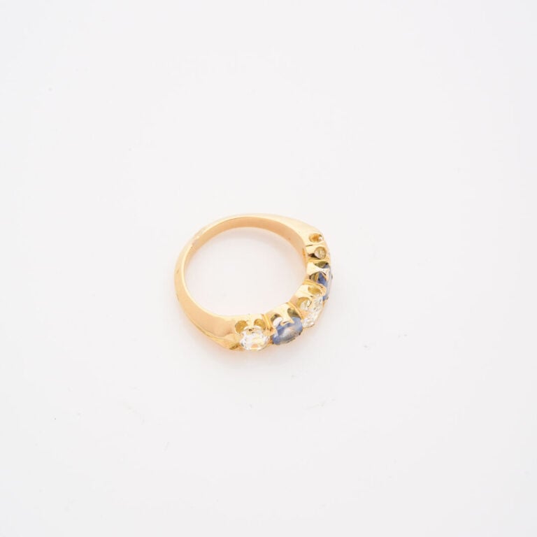 *Bague jarretière en or jaune (750) ornée de trois diamants taille ancienne alt…
