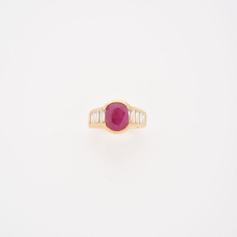 Bague jonc en or jaune (750) ornée d'un rubis de taille ovale facettée en serti…