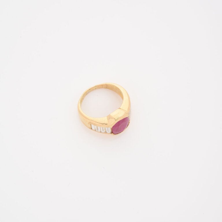 Bague jonc en or jaune (750) ornée d'un rubis de taille ovale facettée en serti…