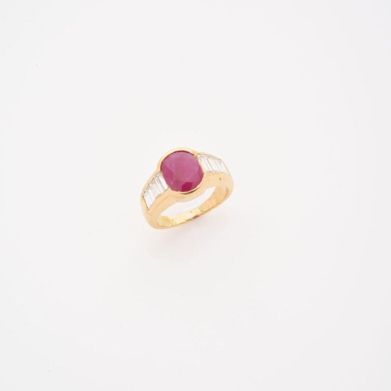 Bague jonc en or jaune (750) ornée d'un rubis de taille ovale facettée en serti…