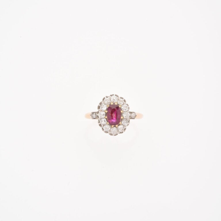 Bague marguerite en or jaune (750) et platine (850) ornée d'un rubis birman de…