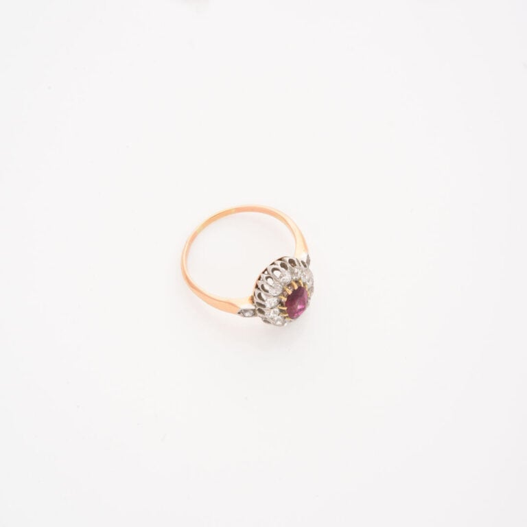 Bague marguerite en or jaune (750) et platine (850) ornée d'un rubis birman de…