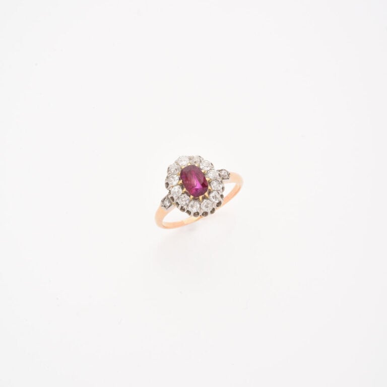 Bague marguerite en or jaune (750) et platine (850) ornée d'un rubis birman de…