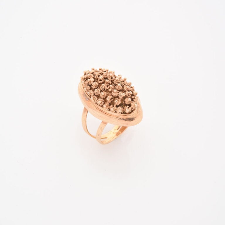 *Bague navette en or jaune (750) à plateau parsemé de motifs de grainetis - Poi…