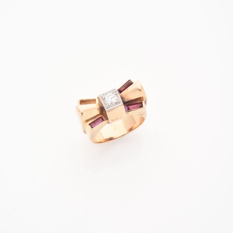 *Bague noeud en or jaune (750) et platine (800) centrée d'un diamant taille bri…