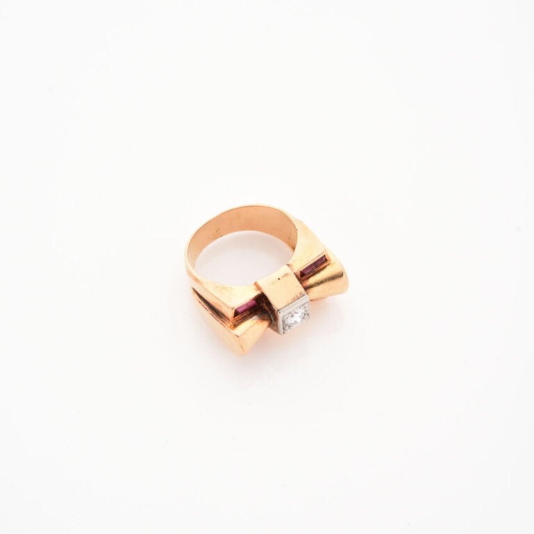*Bague noeud en or jaune (750) et platine (800) centrée d'un diamant taille bri…