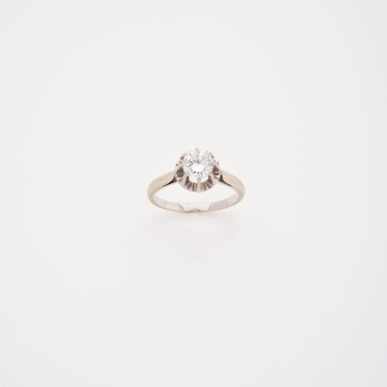 Bague solitaire en or gris (750) et platine (850) ornée d'un diamant taille bri…