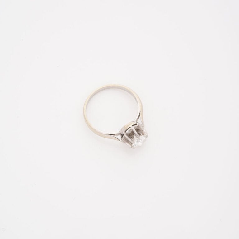 Bague solitaire en or gris (750) et platine (850) ornée d'un diamant taille bri…