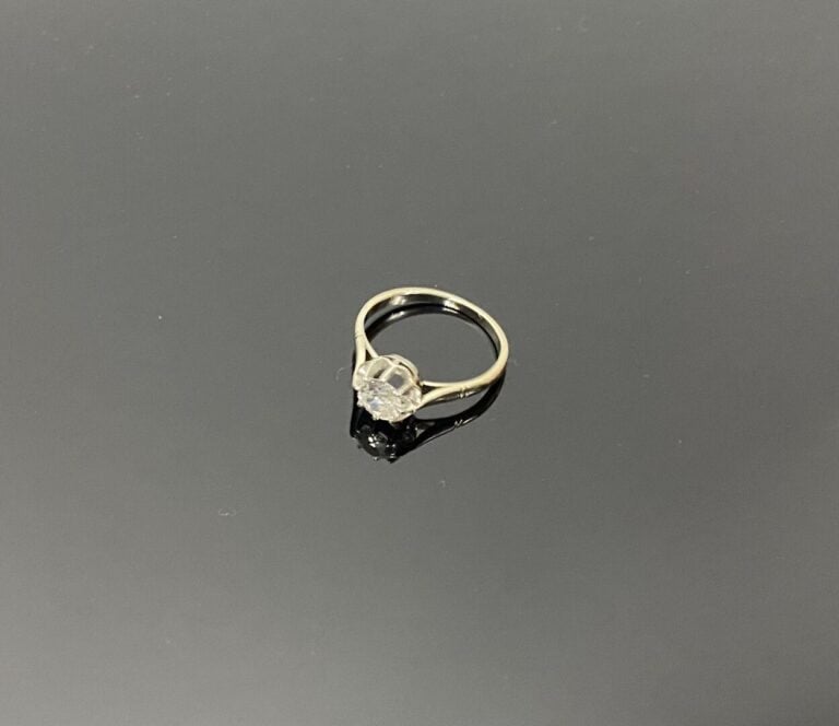 Bague solitaire en or gris (750) ornée d'un diamant taille ancienne en serti gr…