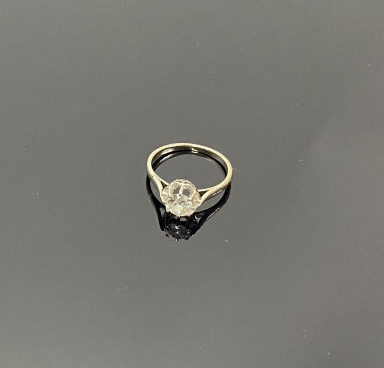 Bague solitaire en or gris (750) ornée d'un diamant taille ancienne en serti gr…