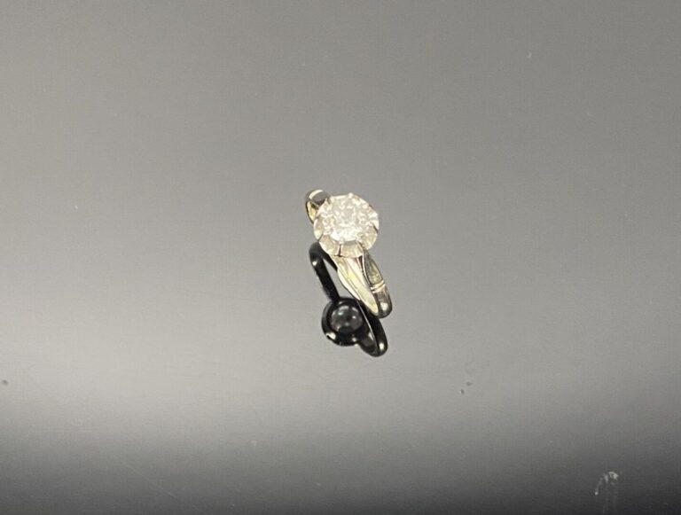 Bague solitaire en or gris (750) ornée d'un diamant taille ancienne en serti gr…