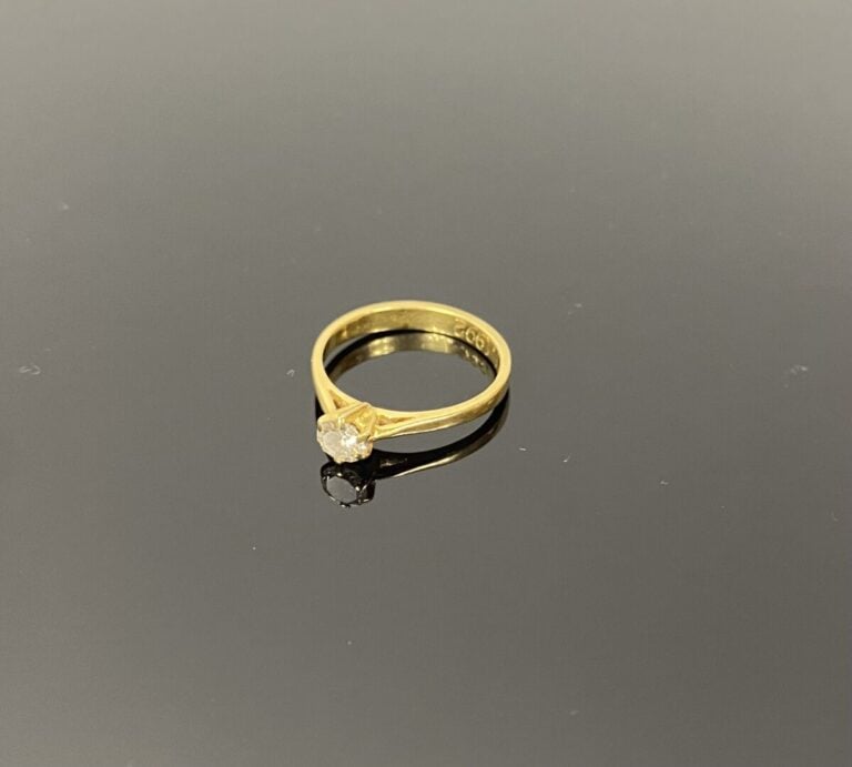 Bague solitaire en or jaune (750) ornée d'un diamant taille brillant en serti g…