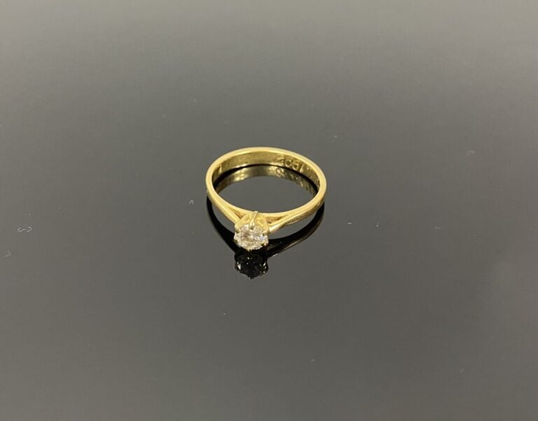 Bague solitaire en or jaune (750) ornée d'un diamant taille brillant en serti g…