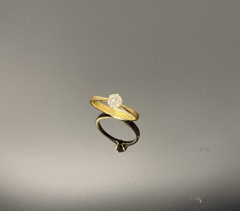 Bague solitaire en or jaune (750) ornée d'un diamant taille brillant en serti g…
