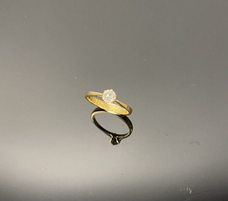 Bague solitaire en or jaune (750) ornée d'un diamant taille brillant en serti g…