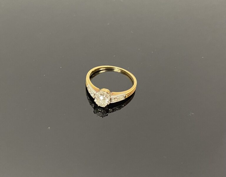 Bague solitaire en ors jaune et gris (750) ornée d'un diamant demi-taille en se…