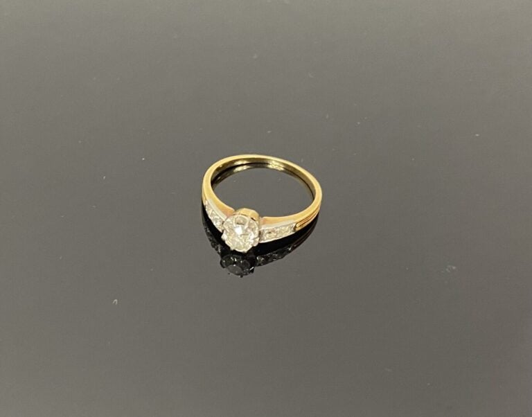 Bague solitaire en ors jaune et gris (750) ornée d'un diamant demi-taille en se…