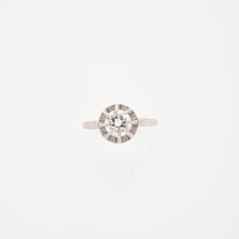 *Bague solitaire en platine (800) ornée d'un diamant taille brillant en serti g…