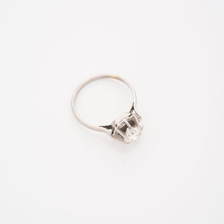*Bague solitaire en platine (800) ornée d'un diamant taille brillant en serti g…