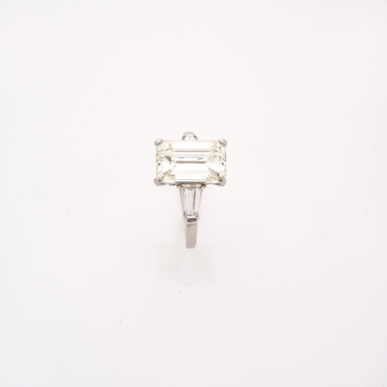 Bague solitaire en platine ornée d'un diamant taille émeraude en serti griffe,…