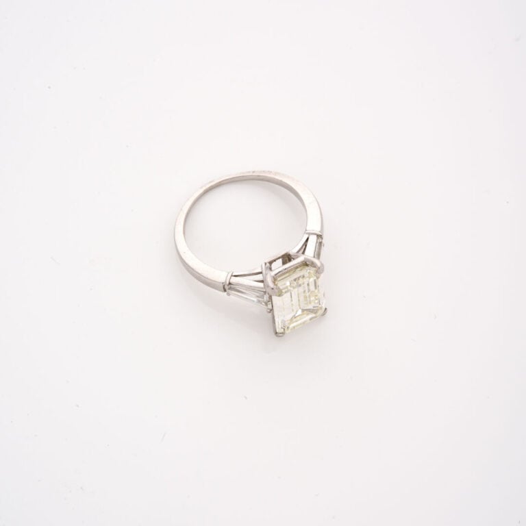 Bague solitaire en platine ornée d'un diamant taille émeraude en serti griffe,…