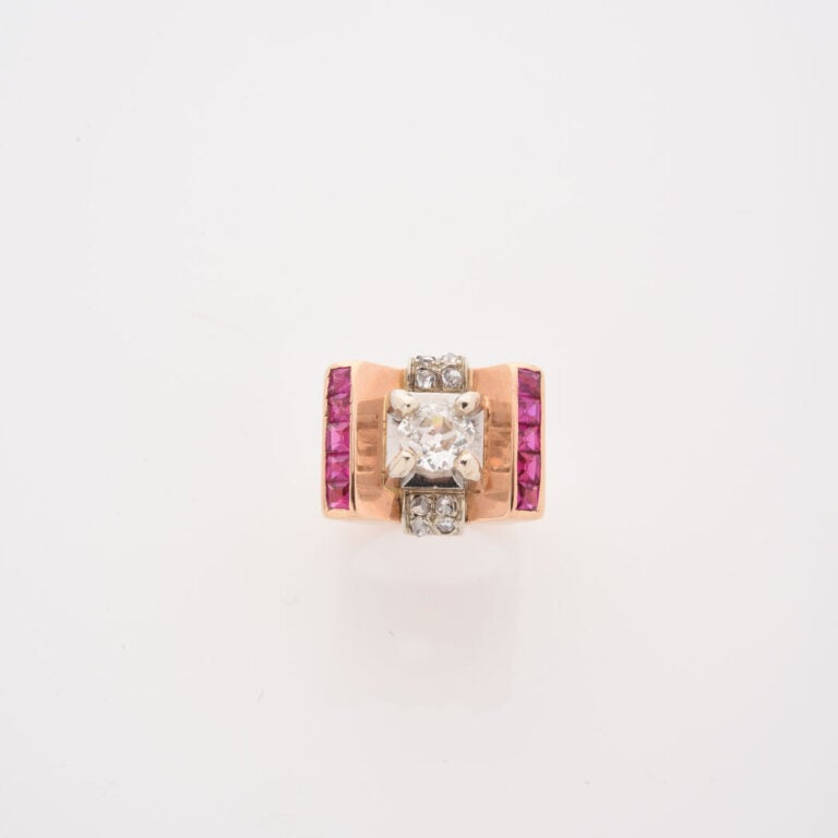 *Bague Tank en or jaune (750) et platine (850) centrée d'un diamant taille anci…