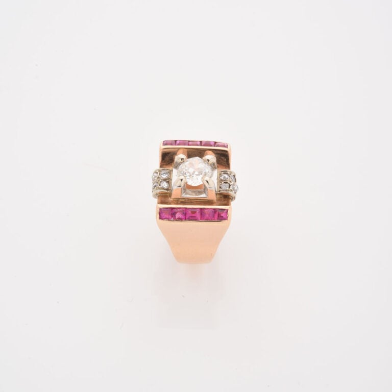 *Bague Tank en or jaune (750) et platine (850) centrée d'un diamant taille anci…