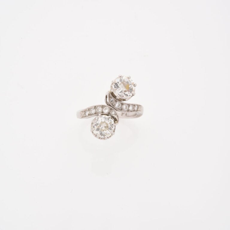 *Bague Toi & Moi en or gris (750) et platine (800) ornée de deux diamants taill…