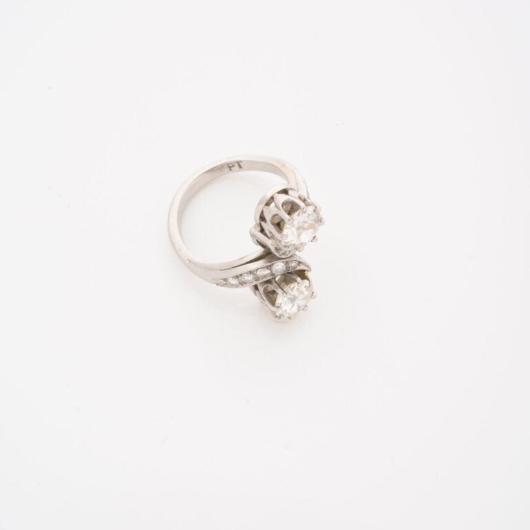 *Bague Toi & Moi en or gris (750) et platine (800) ornée de deux diamants taill…