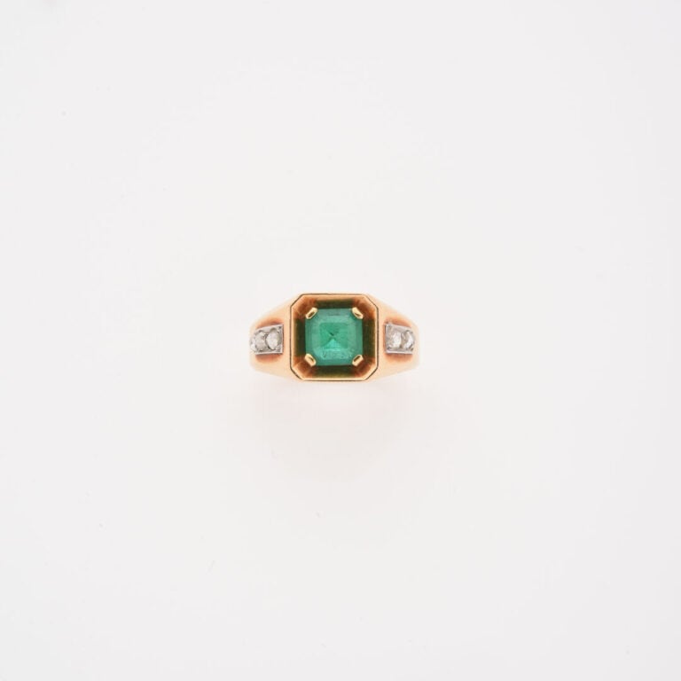 Bague type chevalière en or jaune (750) ornée d'une émeraude carrée taillée à d…