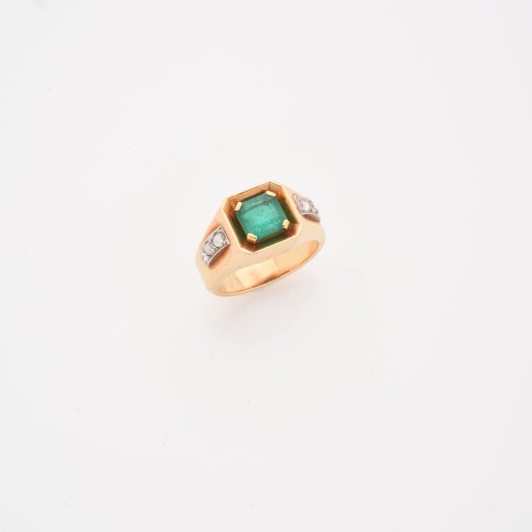 Bague type chevalière en or jaune (750) ornée d'une émeraude carrée taillée à d…
