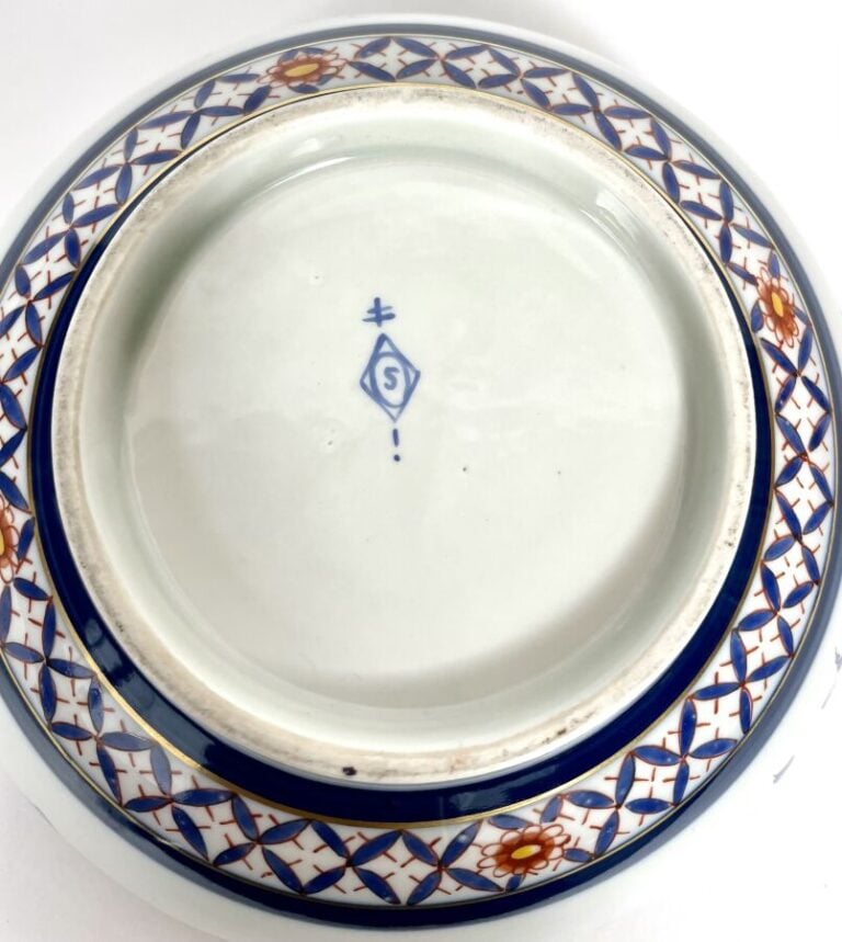 BOL en porcelaine à décor de fleurs (Hauteur : 9 cm, Diamètre : 21 cm) - On joi…