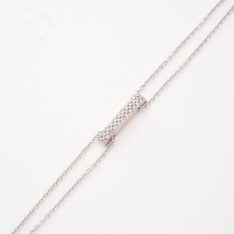 Bracelet en or gris (750) formé de deux rangs de maille forçat retenant un moti…